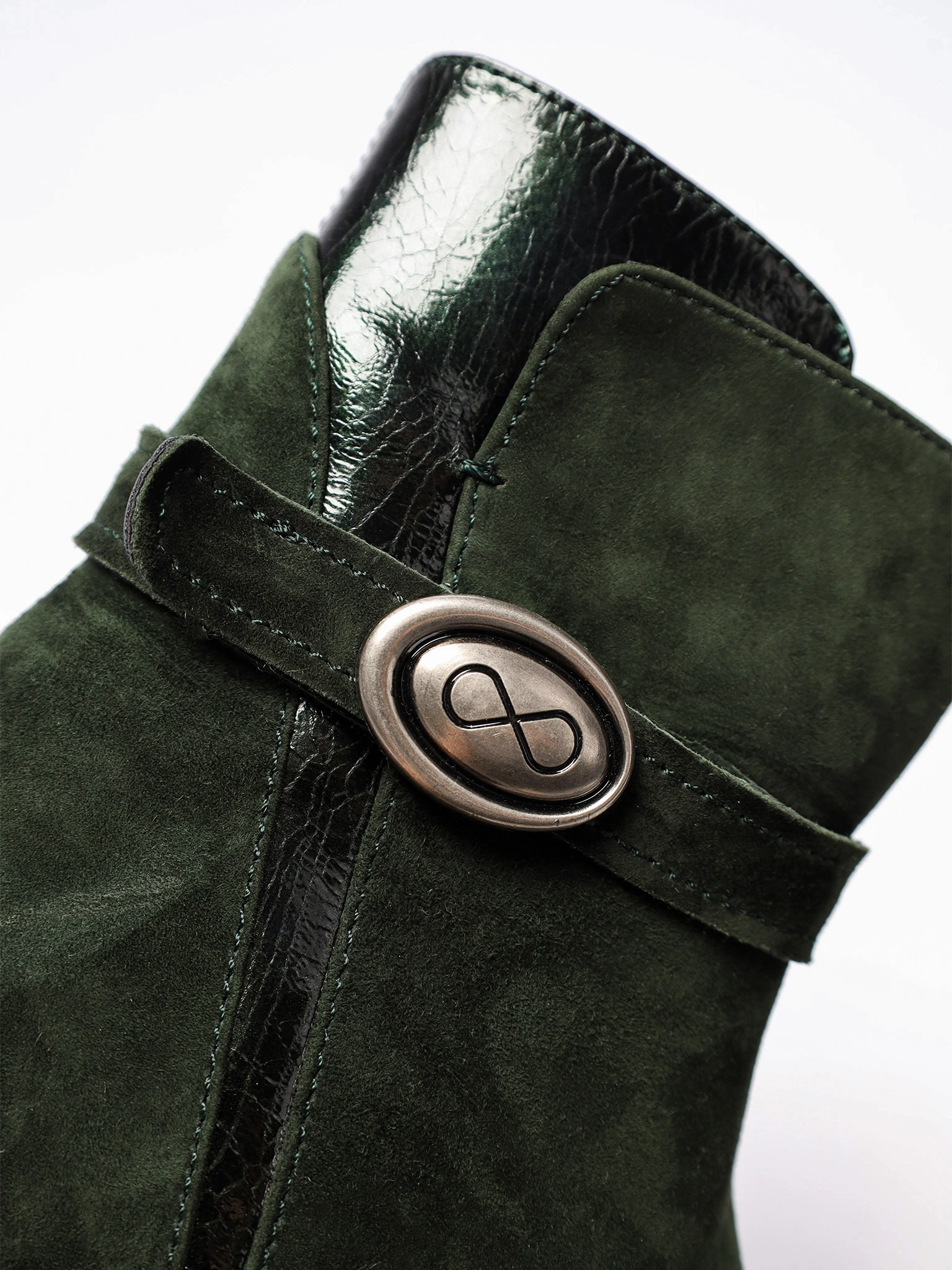 Ботинки комбинированные зеленого цвета с декоративной пряжкой